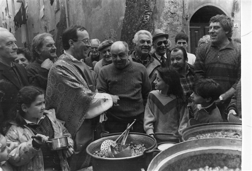 Distribuzione gratuita delle castagne bollite